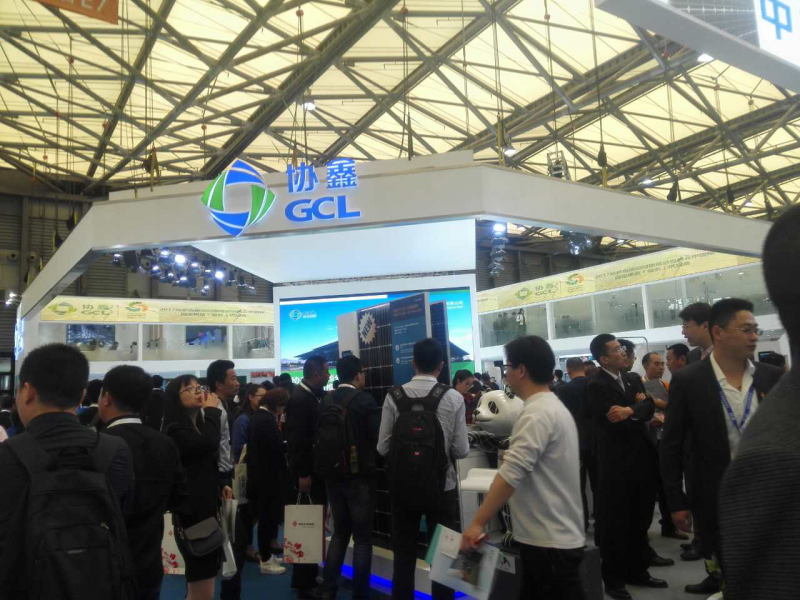 協(xié)鑫集成白色雙玻組件超長30年質(zhì)保亮相SNEC展