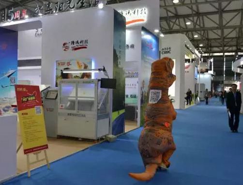 驚！SNEC展會(huì)出現(xiàn)史前動(dòng)物 暴龍帶你逛展會(huì)