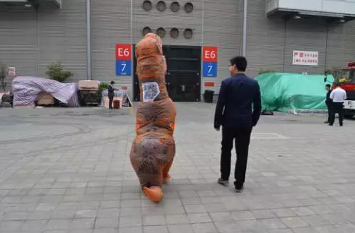 驚！SNEC展會(huì)出現(xiàn)史前動(dòng)物 暴龍帶你逛展會(huì)