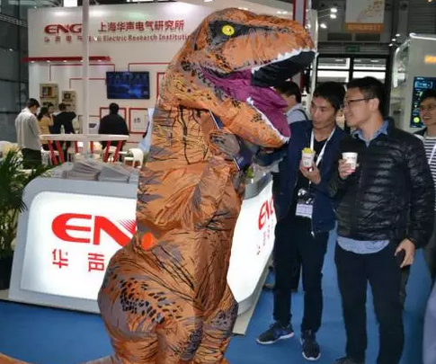 驚！SNEC展會(huì)出現(xiàn)史前動(dòng)物 暴龍帶你逛展會(huì)