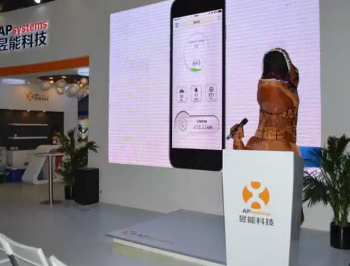 驚！SNEC展會(huì)出現(xiàn)史前動(dòng)物 暴龍帶你逛展會(huì)