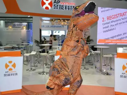 驚！SNEC展會(huì)出現(xiàn)史前動(dòng)物 暴龍帶你逛展會(huì)