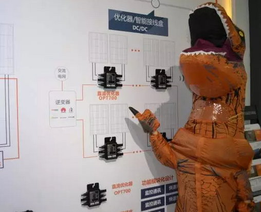 驚！SNEC展會(huì)出現(xiàn)史前動(dòng)物 暴龍帶你逛展會(huì)