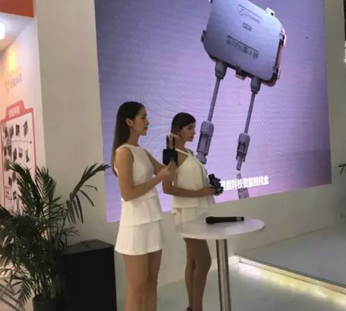 驚！SNEC展會(huì)出現(xiàn)史前動(dòng)物 暴龍帶你逛展會(huì)