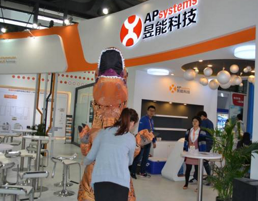 驚！SNEC展會(huì)出現(xiàn)史前動(dòng)物 暴龍帶你逛展會(huì)