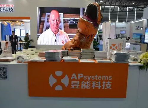 驚！SNEC展會(huì)出現(xiàn)史前動(dòng)物 暴龍帶你逛展會(huì)