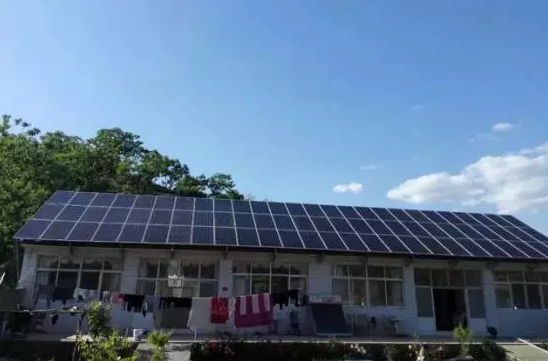 夏日天氣熱!用電緊張，電費(fèi)高，怎么辦? 王大爺卻不在乎