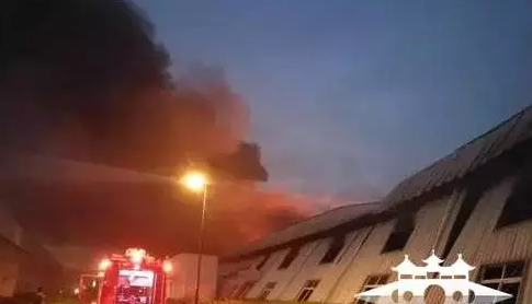 又雙叒叕現(xiàn)火災！為撲救晶澳大火，消防戰(zhàn)士連續(xù)作戰(zhàn)累暈現(xiàn)場