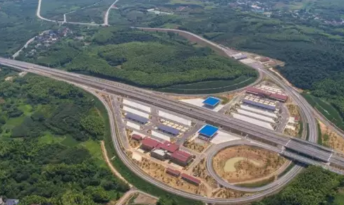 高速公路也建光伏發(fā)電站！年發(fā)電量達40萬千瓦