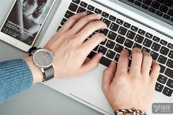 LunaR混合手表:曬太陽(yáng)半小時(shí)可用兩個(gè)月