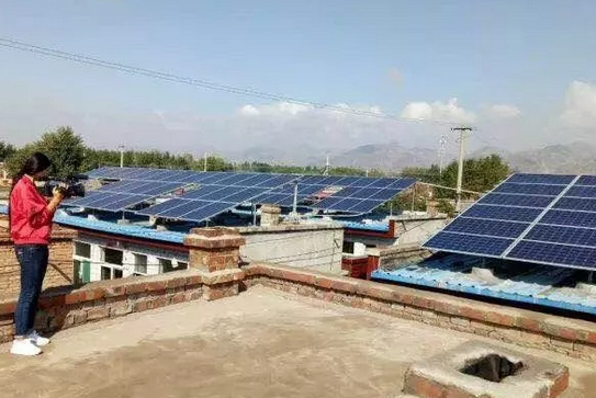 他把自家四個(gè)屋頂都裝上了光伏，年入五萬(wàn)！