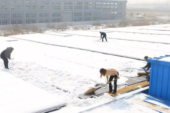 1MW屋頂光伏電站如何除雪？這個業(yè)主的建議真好！