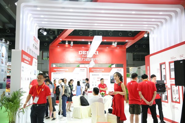 中國南方電網(wǎng)公司科技部副主任鄭耀東先生參觀德力西電氣展臺(tái)