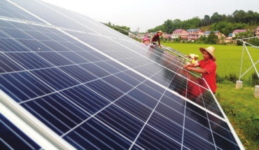 6月20日，在江西峽江縣硯溪鎮(zhèn)金坊村光伏電站項目現(xiàn)場，工人在加緊施工。