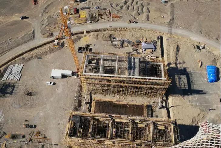 中電工程哈密50MW塔式光熱發(fā)電項目廠前區(qū)封頂，吸熱塔施工至94米