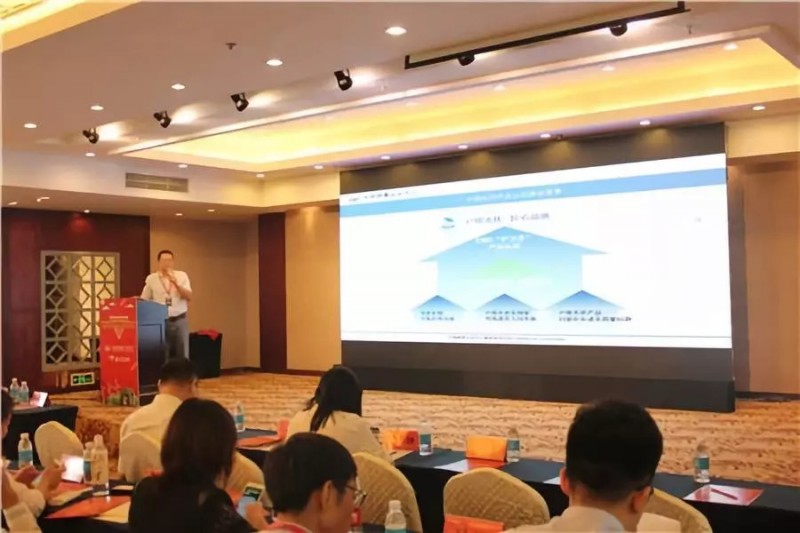 　　2018年9月6日，中國(guó)質(zhì)量認(rèn)證中心護(hù)衛(wèi)者品牌發(fā)布會(huì)在上海如期舉行，會(huì)議期間由中國(guó)質(zhì)量認(rèn)證中心為《戶用屋頂光伏系統(tǒng)認(rèn)證規(guī)范》作標(biāo)準(zhǔn)解讀。此次認(rèn)證規(guī)范是根據(jù)《國(guó)家認(rèn)監(jiān)委關(guān)于下達(dá)2017年第一批認(rèn)證認(rèn)可行業(yè)標(biāo)準(zhǔn)制定計(jì)劃項(xiàng)目的通知》（國(guó)認(rèn)科【2017】70號(hào)），由中國(guó)質(zhì)量認(rèn)證中心承擔(dān)的國(guó)內(nèi)首個(gè)《戶用屋頂光伏系統(tǒng)認(rèn)證規(guī)范》獲批立項(xiàng)，錦浪科技很榮幸作為該標(biāo)準(zhǔn)的主要起草單位，且得到了認(rèn)可，被授予獎(jiǎng)牌。 　　 　　1 　　 　　認(rèn)證從2017年10月完成在認(rèn)監(jiān)委的申報(bào)并獲批，到2018年的7月，認(rèn)證規(guī)范的送審稿與公示，再到今天的標(biāo)準(zhǔn)解讀，歷時(shí)近一年。光伏系統(tǒng)編制規(guī)范的通用要求主要有以下幾點(diǎn)：載荷要求；防火要求；電氣安全；防雷接地；電磁兼容；功能和性能。而錦浪科技公司主要負(fù)責(zé)防火模塊和AFCI的編寫(xiě)，公司研發(fā)工程師在此次研究工作中做出了突出貢獻(xiàn)，獲得了中國(guó)質(zhì)量認(rèn)證中心的表彰。 　　 　　2 　　 　　（會(huì)議現(xiàn)場(chǎng) 圖自：中國(guó)質(zhì)量認(rèn)證中心） 　　 　　后續(xù)中國(guó)質(zhì)量認(rèn)證中心也會(huì)選擇部分戶用屋頂光伏系統(tǒng)，進(jìn)行現(xiàn)場(chǎng)實(shí)證；根據(jù)實(shí)證、提出和改進(jìn)標(biāo)準(zhǔn)內(nèi)容。中國(guó)質(zhì)量認(rèn)證中心對(duì)戶用屋頂光伏系統(tǒng)安裝商的征集活動(dòng)正在進(jìn)行中，歡迎有興趣的安裝商報(bào)名留言。 　　 　　3 　　 　　會(huì)上，國(guó)家發(fā)展和改革委員會(huì)能源研究所的時(shí)璟麗研究員指出：823號(hào)文件頒布后，6月新增光伏裝機(jī)1089萬(wàn)千瓦，7月新增裝機(jī)702萬(wàn)千瓦，2018年1-7月新增3133萬(wàn)千瓦，累計(jì)1.61億千瓦。光伏發(fā)電近期宏觀政策環(huán)境，清潔能源發(fā)展持續(xù)成為能源戰(zhàn)略的重要部分，且預(yù)期未來(lái)發(fā)展力度繼續(xù)增大，強(qiáng)調(diào)能源的高質(zhì)量發(fā)展。2018年預(yù)期全年市場(chǎng)規(guī)模在4000萬(wàn)千瓦左右，2019年的政策導(dǎo)向不會(huì)有大的變化，光伏組件等主要產(chǎn)品價(jià)格大幅度下降情況下，分布式光伏對(duì)補(bǔ)貼的依賴度大大降低。國(guó)家也會(huì)進(jìn)一步推進(jìn)分布式光伏發(fā)電市場(chǎng)化交易，行業(yè)的技術(shù)進(jìn)步帶來(lái)的成本下降潛力加速實(shí)現(xiàn)平價(jià)路徑。國(guó)內(nèi)目前部分戶用項(xiàng)目在無(wú)補(bǔ)貼條件下具有經(jīng)濟(jì)性，但仍有相當(dāng)部分戶用項(xiàng)目仍需要國(guó)家和/或電價(jià)補(bǔ)貼或需要建立新的商業(yè)模式，企業(yè)或供貨服務(wù)商提供類似家電或汽車的服務(wù)和保障結(jié)合儲(chǔ)能將是未來(lái)方向；但戶用光伏發(fā)展必須以保質(zhì)量，尤其安全性為前提！ 　　 　　而此次國(guó)內(nèi)首個(gè)《戶用屋頂光伏系統(tǒng)認(rèn)證規(guī)范》的發(fā)布，無(wú)疑是給如今飄搖不定的光伏市場(chǎng)打了一針鎮(zhèn)定劑，讓一些懷疑光伏市場(chǎng)的光伏人再次定下心來(lái)，明確發(fā)展前景和方向，同時(shí)也確保了光伏系統(tǒng)長(zhǎng)期投資回報(bào)，為戶用光伏市場(chǎng)的良好發(fā)展奠定了標(biāo)準(zhǔn)基礎(chǔ)。