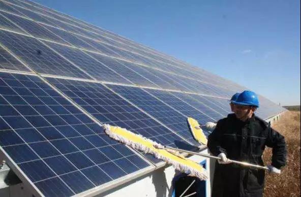 有創(chuàng)動(dòng)光伏無(wú)水清潔機(jī)器人代班，咱光伏人國(guó)慶可以輕松浪啦！