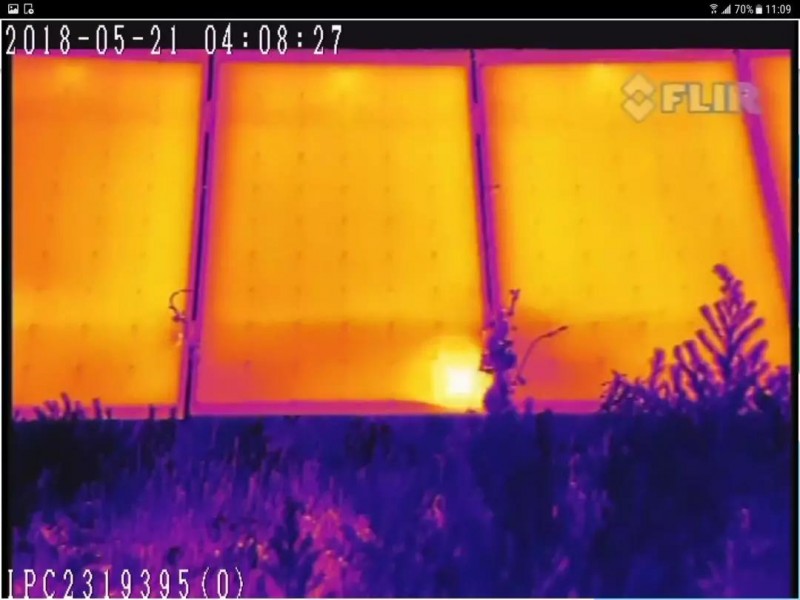 有創(chuàng)動(dòng)光伏無(wú)水清潔機(jī)器人代班，咱光伏人國(guó)慶可以輕松浪啦！