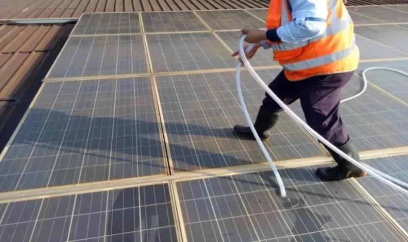 有創(chuàng)動(dòng)光伏無(wú)水清潔機(jī)器人代班，咱光伏人國(guó)慶可以輕松浪啦！