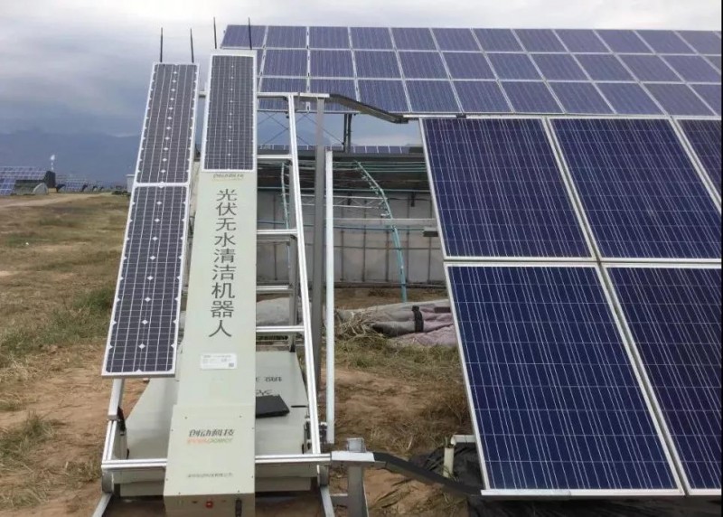 有創(chuàng)動(dòng)光伏無(wú)水清潔機(jī)器人代班，咱光伏人國(guó)慶可以輕松浪啦！