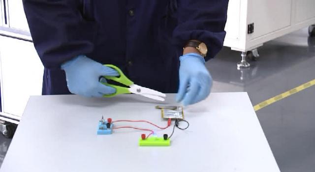 薄如撲克牌，能量密度可達(dá)400Wh以上！中國(guó)首條固態(tài)電池產(chǎn)線實(shí)現(xiàn)量產(chǎn)