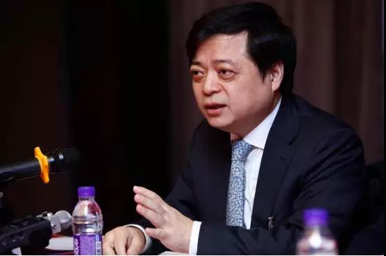 作為全國(guó)政協(xié)常委、全國(guó)工商聯(lián)副主席，正泰集團(tuán)董事長(zhǎng)南存輝帶來了《關(guān)于加快解決光伏補(bǔ)貼拖欠問題的提案》《關(guān)于進(jìn)一步完善光伏發(fā)電增值稅優(yōu)惠政策的提案》《關(guān)于完善光伏發(fā)電土地稅費(fèi)政策的提案》《關(guān)于無補(bǔ)貼分布式光伏項(xiàng)目允許自主招標(biāo)的提案》《關(guān)于完善電力業(yè)務(wù)許可證豁免范圍的提案》《關(guān)于進(jìn)一步促進(jìn)清潔供暖規(guī)范發(fā)展的提案》等12份提案，堪稱代表、委員中的&ldquo;敬業(yè)模范&rdquo;。