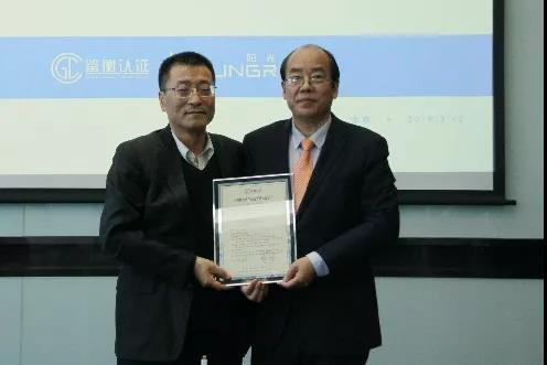 鑒衡向陽光電源、華為、禾望頒發(fā)國內首批逆變器新能標認證證書